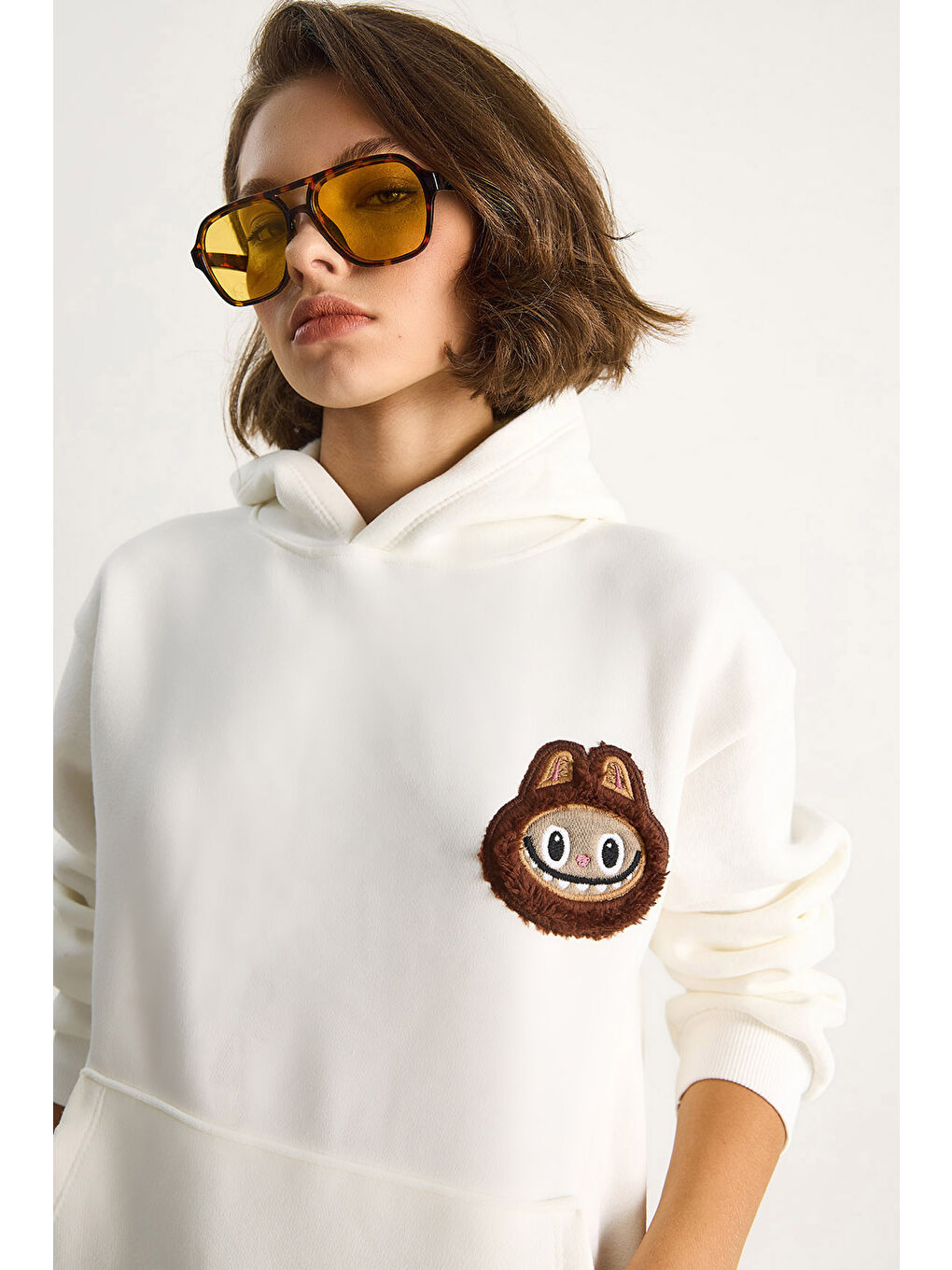 Ekru Kadın Nakış İşlemeli Kapüşonlu Kanguru Cepli Sweatshirt