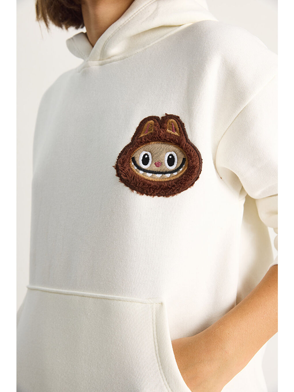 Ekru Kadın Nakış İşlemeli Kapüşonlu Kanguru Cepli Sweatshirt-1