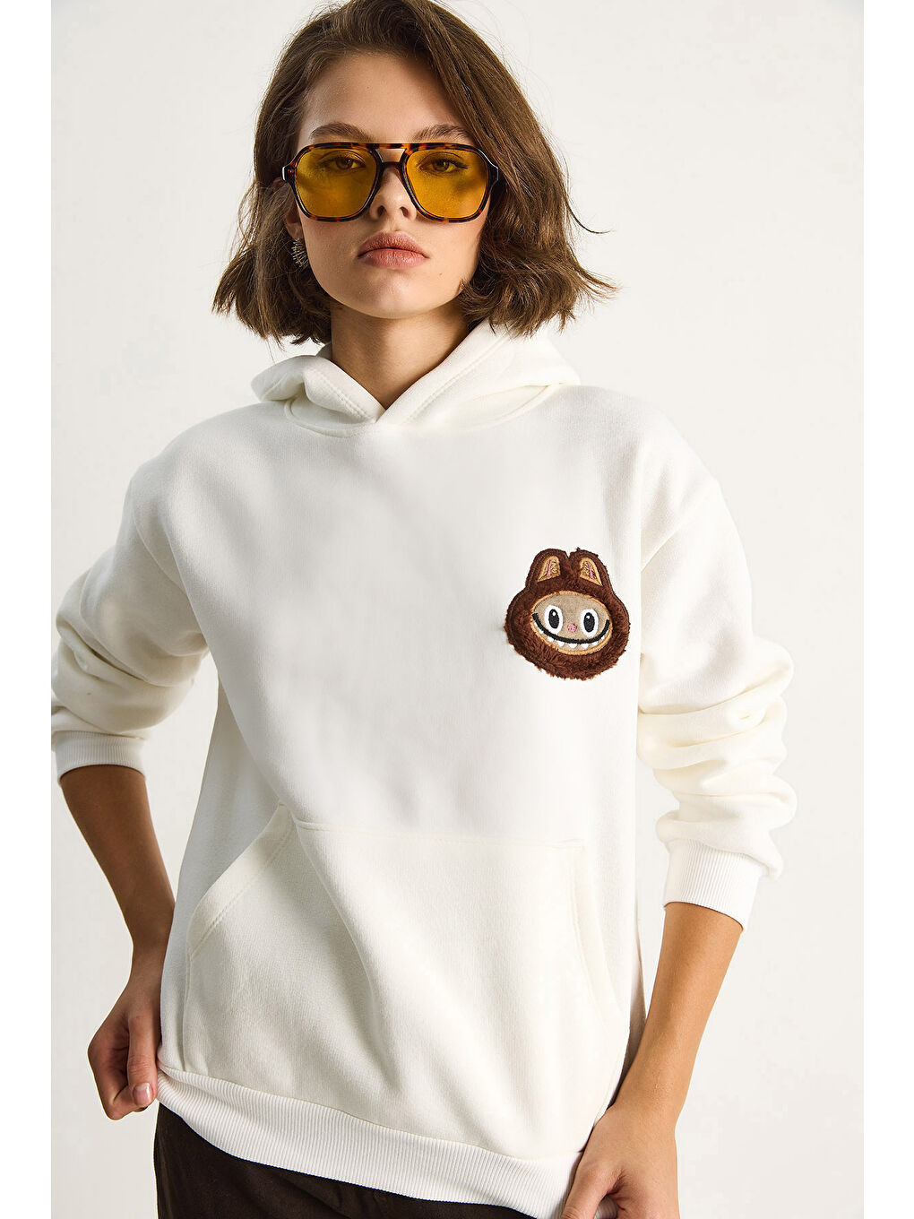 Ekru Kadın Nakış İşlemeli Kapüşonlu Kanguru Cepli Sweatshirt-3