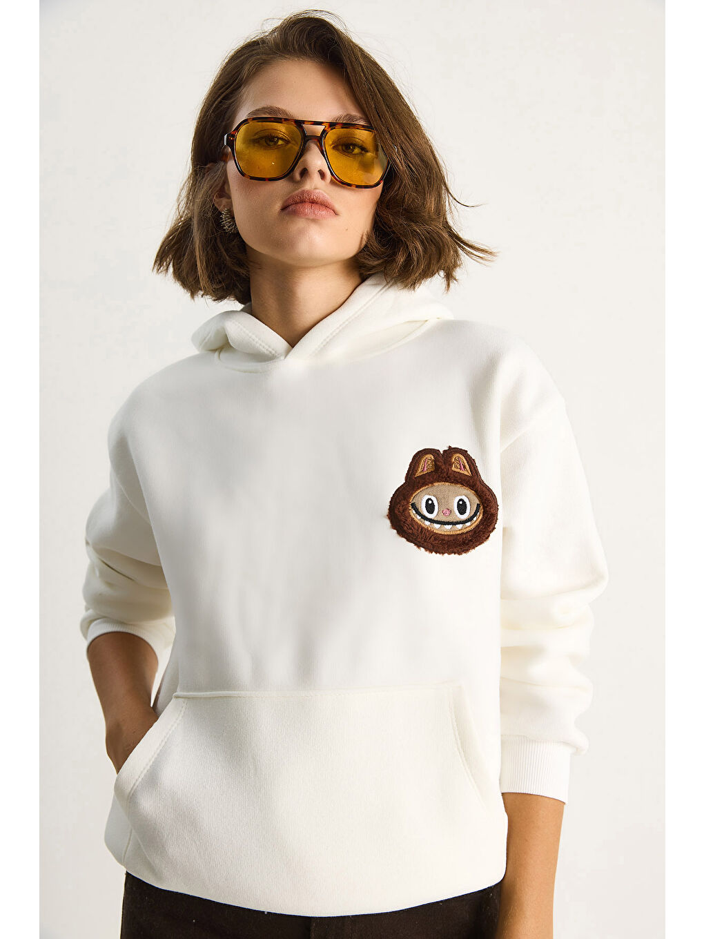 Ekru Kadın Nakış İşlemeli Kapüşonlu Kanguru Cepli Sweatshirt-4