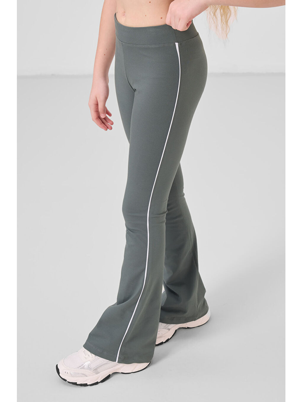 Beyaz-Haki Pamuklu O Yaka Standart Fit Basic İspanyol Paça Kız Çocuk Tayt Takım - 75192-1