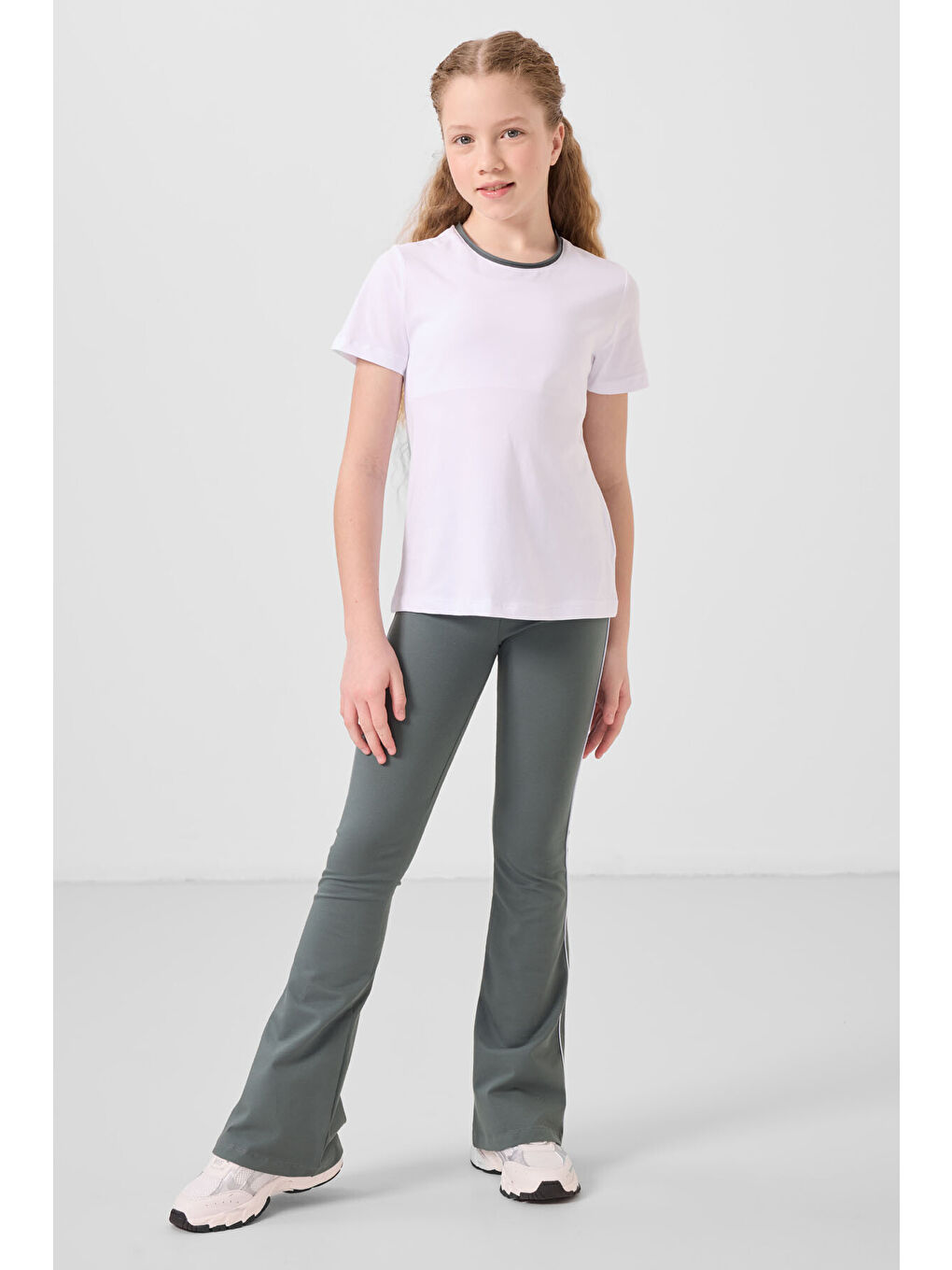 Beyaz-Haki Pamuklu O Yaka Standart Fit Basic İspanyol Paça Kız Çocuk Tayt Takım - 75192-2