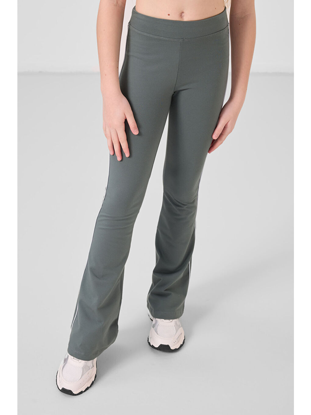 Beyaz-Haki Pamuklu O Yaka Standart Fit Basic İspanyol Paça Kız Çocuk Tayt Takım - 75192-3