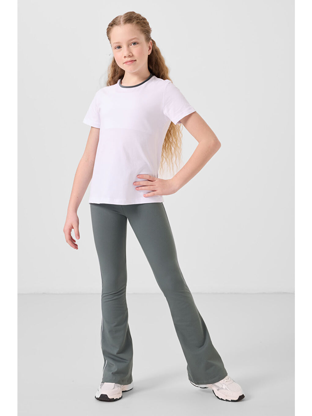 Beyaz-Haki Pamuklu O Yaka Standart Fit Basic İspanyol Paça Kız Çocuk Tayt Takım - 75192