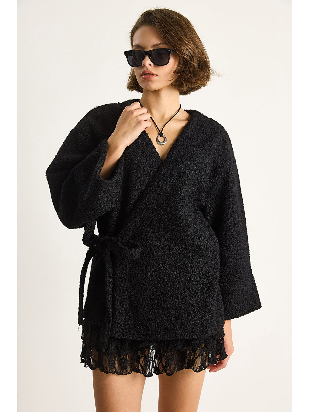 Siyah Kadın Kruvaze Kapama Yandan Bağlamalı Buklet Kaban-1