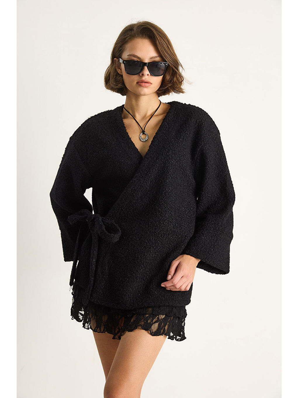 Siyah Kadın Kruvaze Kapama Yandan Bağlamalı Buklet Kaban-2