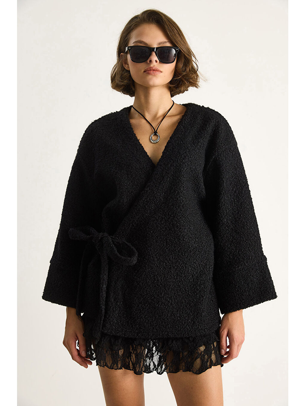 Siyah Kadın Kruvaze Kapama Yandan Bağlamalı Buklet Kaban-4