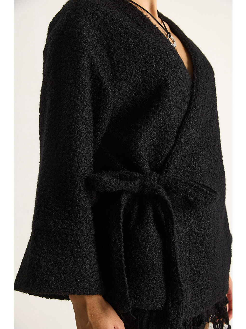 Siyah Kadın Kruvaze Kapama Yandan Bağlamalı Buklet Kaban-5