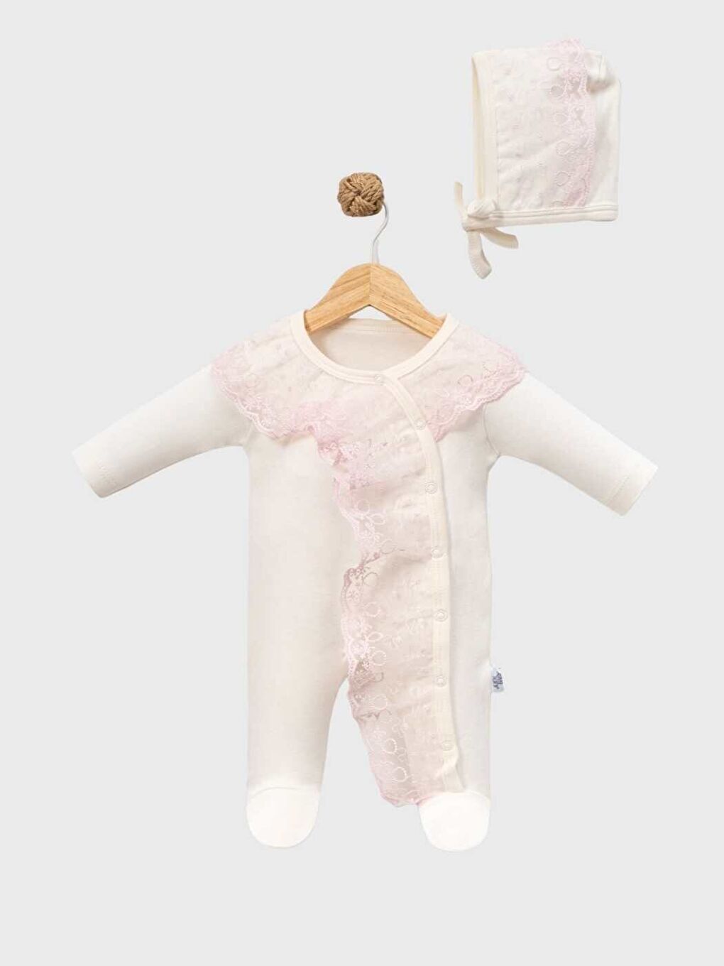 Kız Bebek Ekru Dantelli Tulum Şapkalı 2’li Set – Pamuklu Hastane Çıkışı Uzun Kollu Ayaklı Tulum