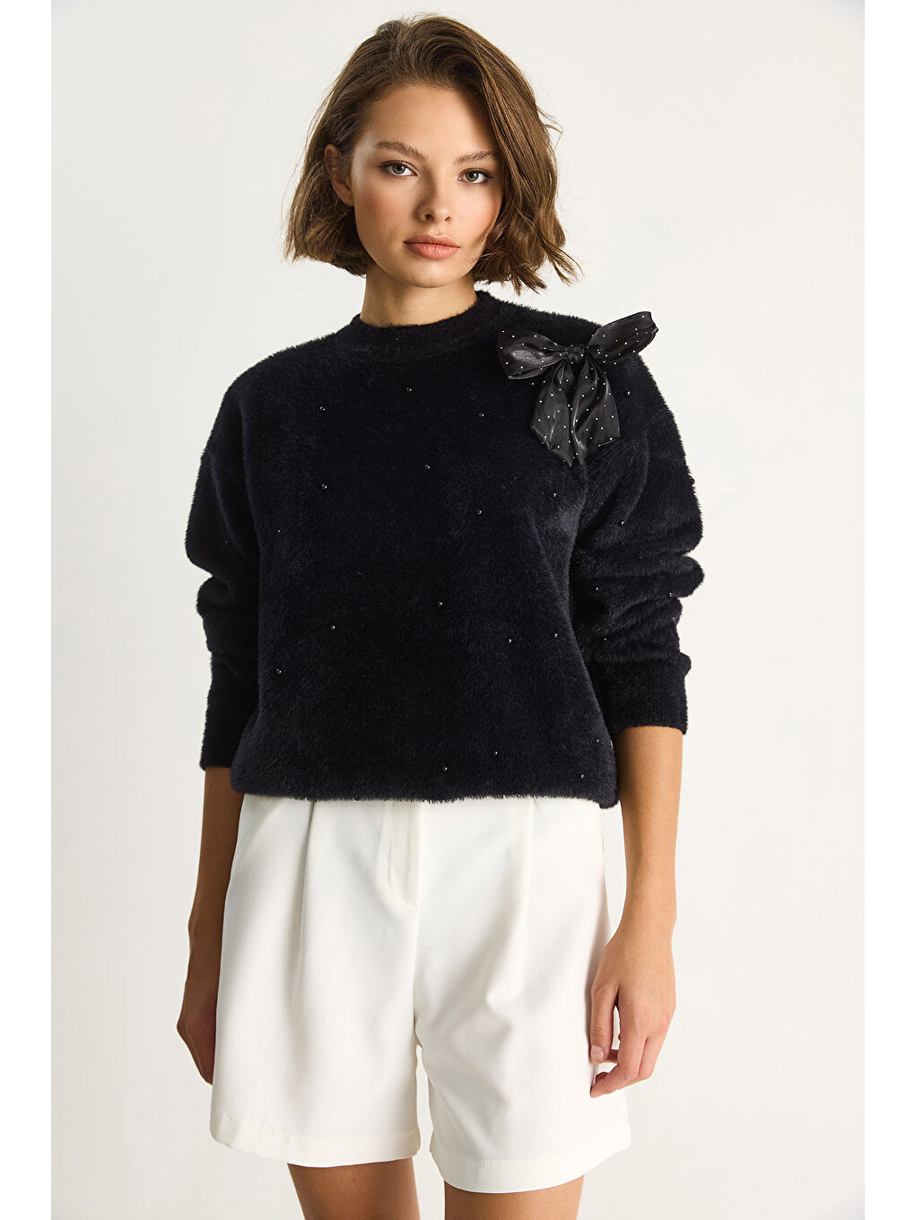 Siyah Kadın İnci Detaylı Kurdele Aksesuarlı Bisiklet Yaka Yumuşak Dokulu Kazak-1