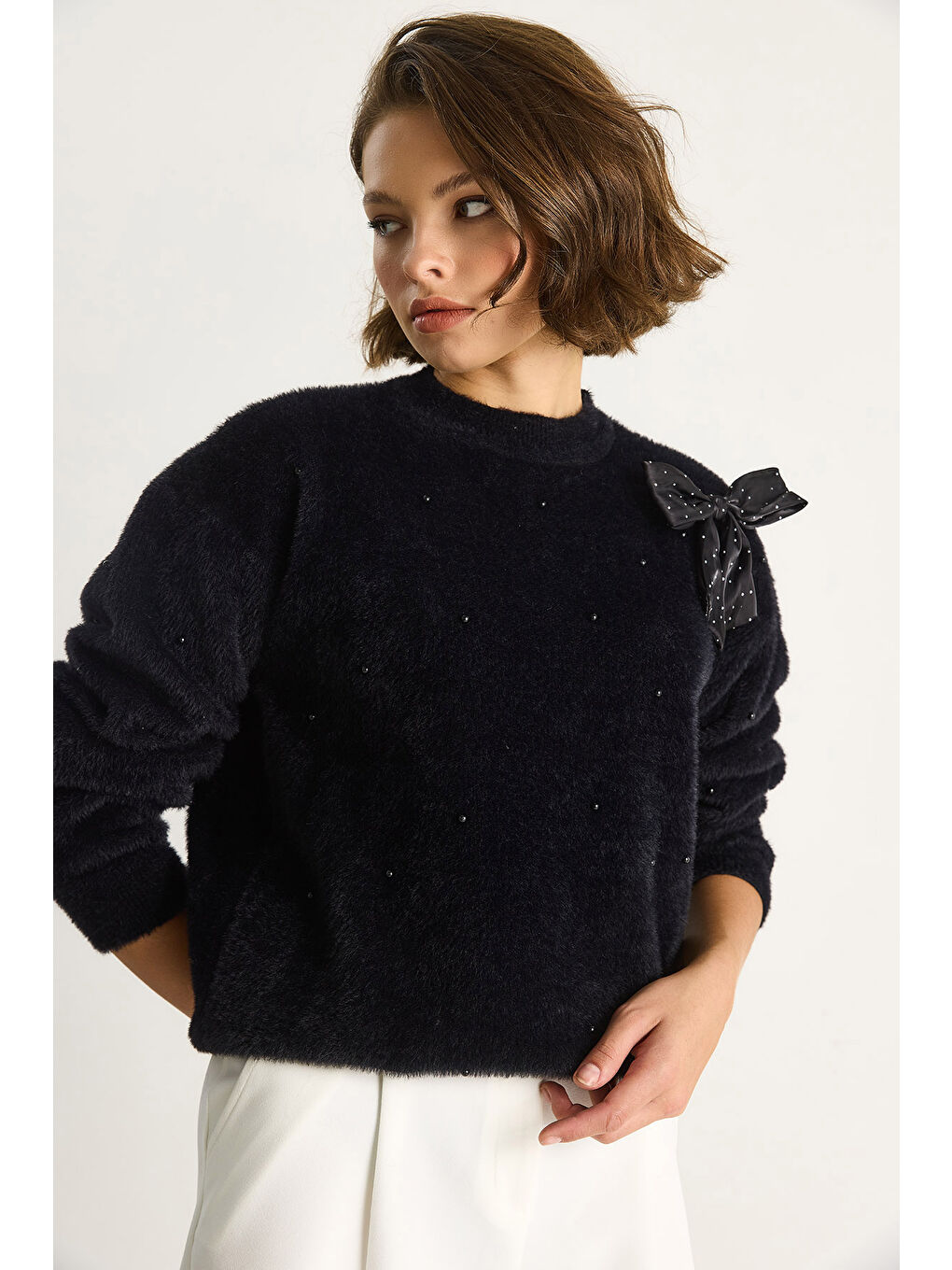 Siyah Kadın İnci Detaylı Kurdele Aksesuarlı Bisiklet Yaka Yumuşak Dokulu Kazak-2