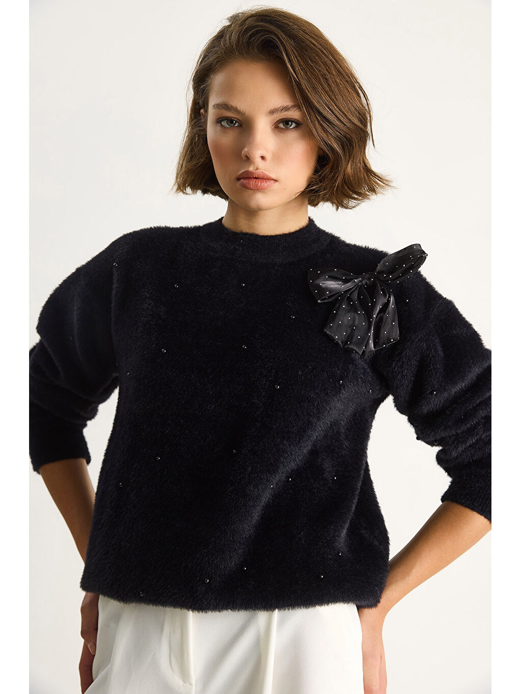 Siyah Kadın İnci Detaylı Kurdele Aksesuarlı Bisiklet Yaka Yumuşak Dokulu Kazak-4