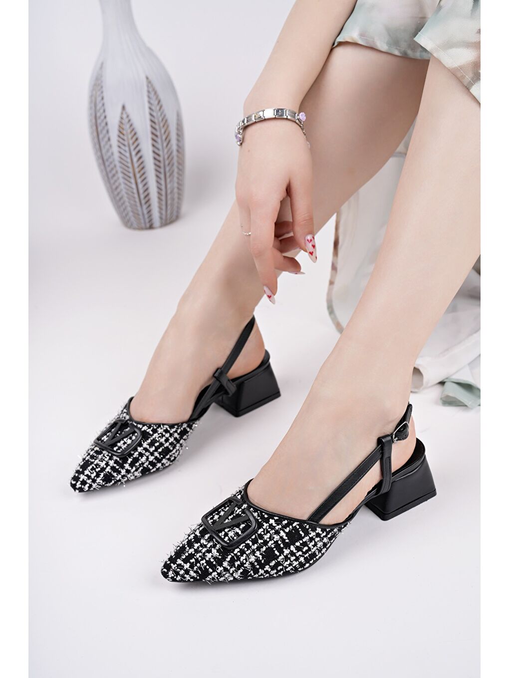 Siyah JUMANİ Sivri Burun Tokalı Arkası Açık Klasik Kısa Topuklu Kadın Ayakkabı-4