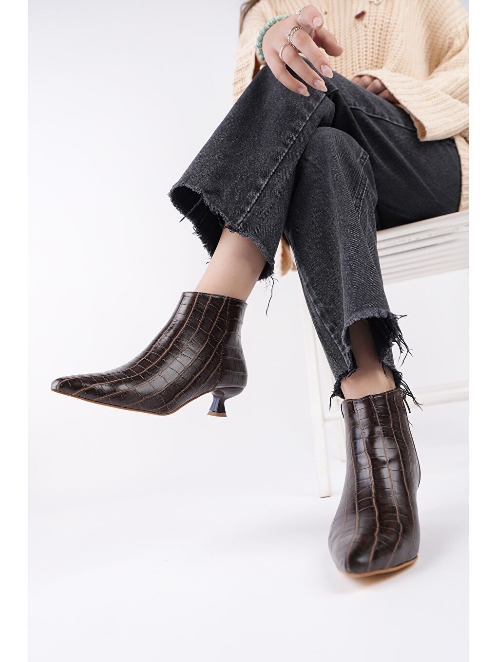 Kahverengi ÇAÇA Kroko Desenli Sivri Burun İnce Topuklu Fermuarlı Kadın Bot-1