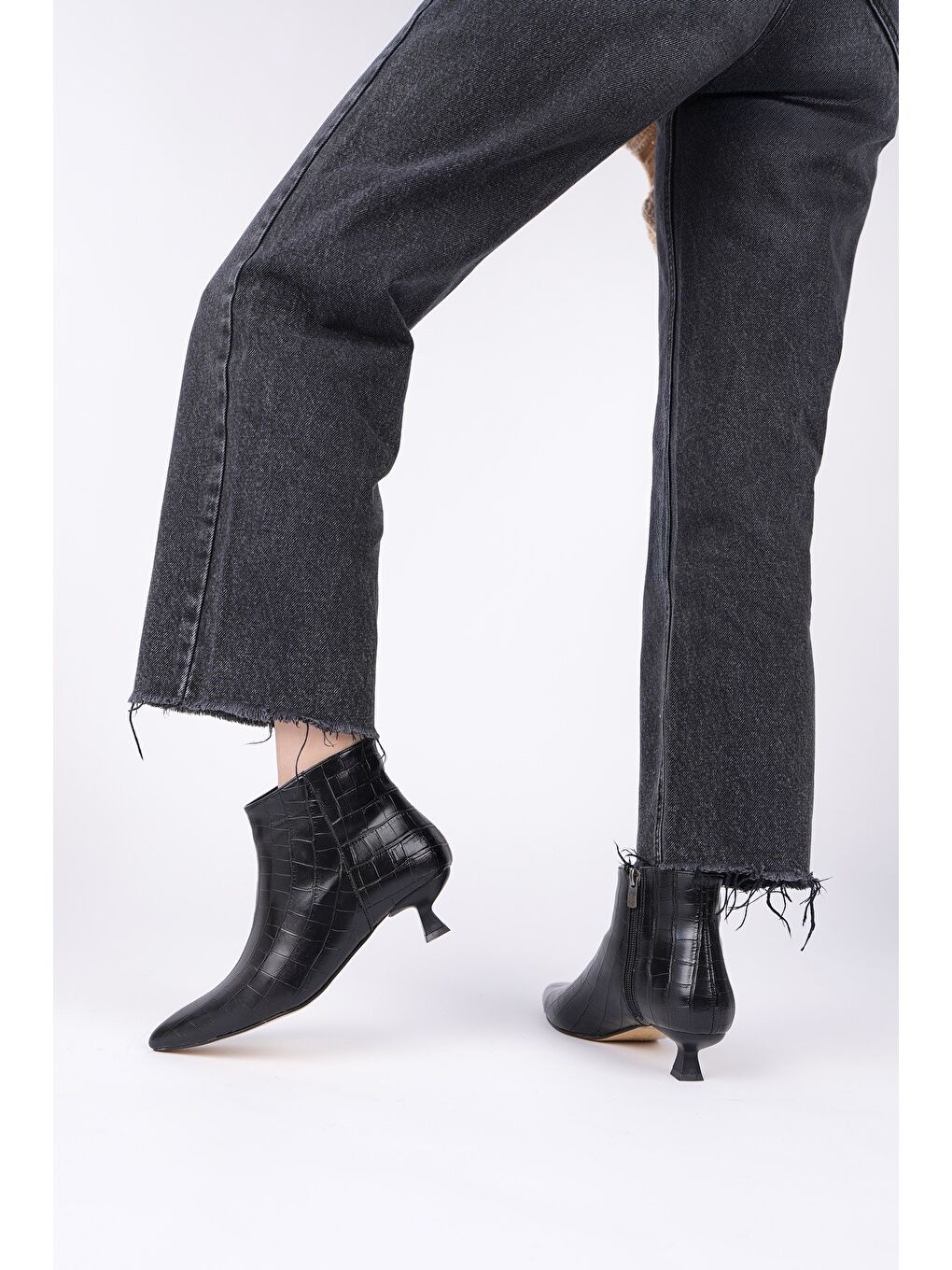Siyah ÇAÇA Kroko Desenli Sivri Burun İnce Topuklu Fermuarlı Kadın Bot-5