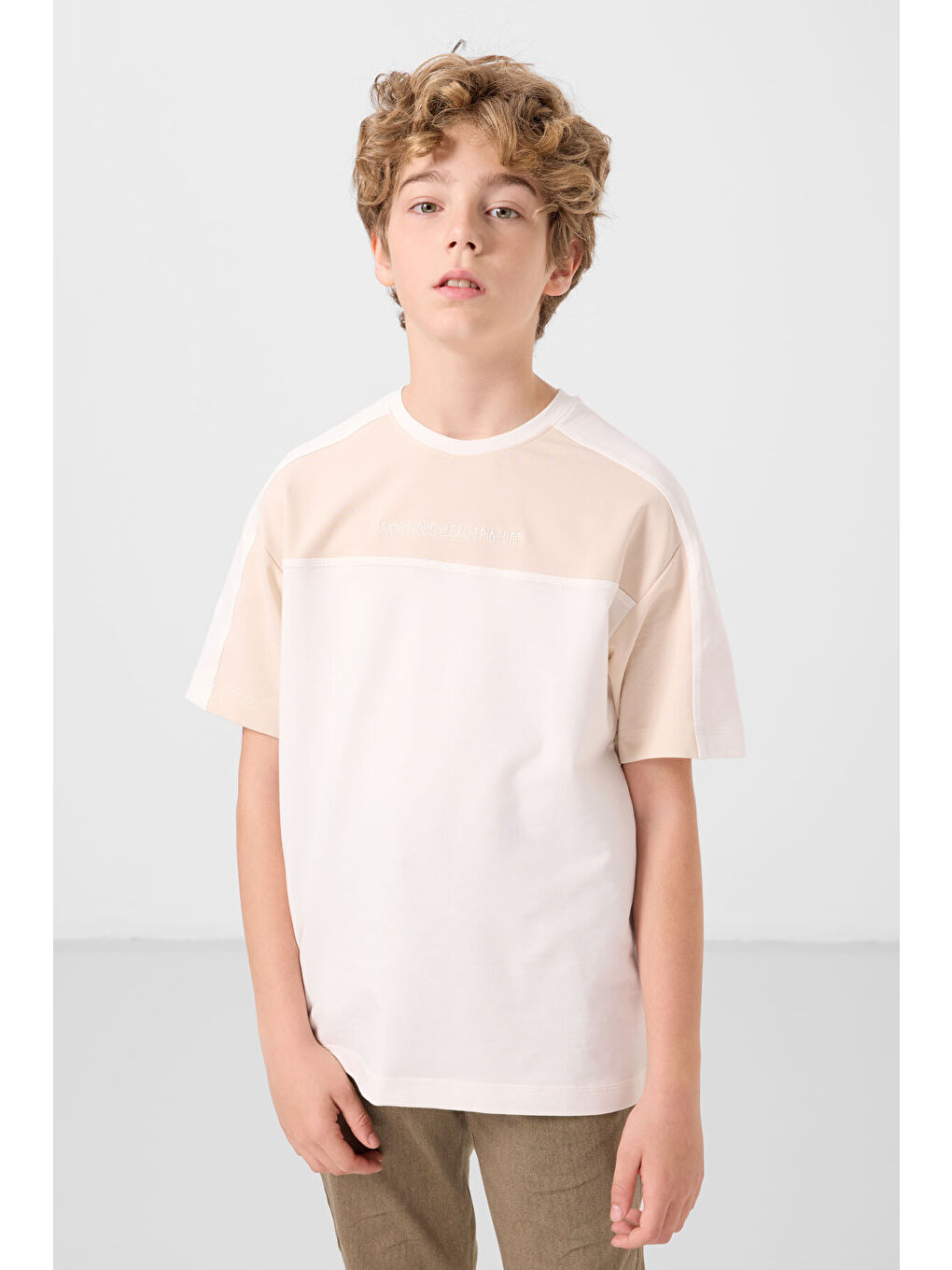 Ekru Pamuklu Yumuşak Dokulu Oversize Fit Nakışlı Erkek Çocuk T-Shirt - 11290-2