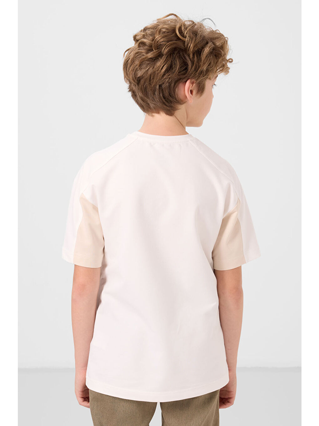 Ekru Pamuklu Yumuşak Dokulu Oversize Fit Nakışlı Erkek Çocuk T-Shirt - 11290-4