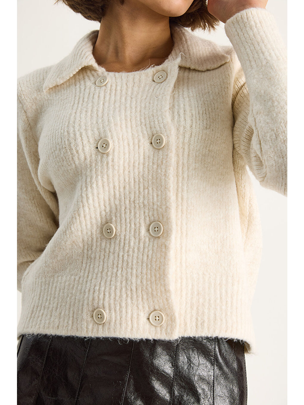 Bej Kadın Polo Yaka Düğmeli Yumuşak Hırka-5