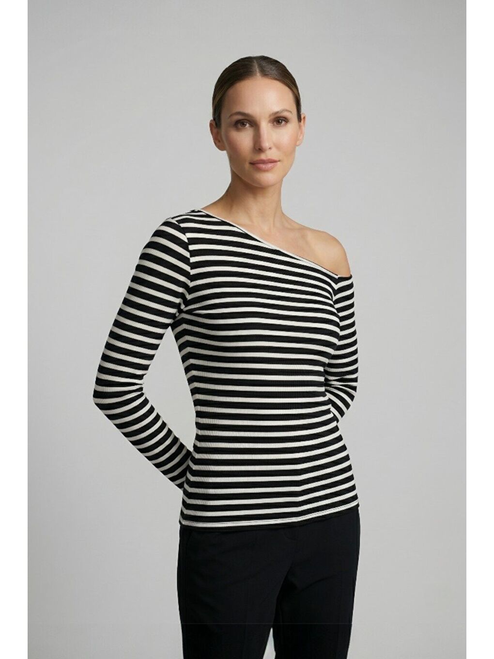 Premium Soft Seri Vücuda Oturan Siyah Beyaz Çizgili Kayık Yaka Örme Bluz-1