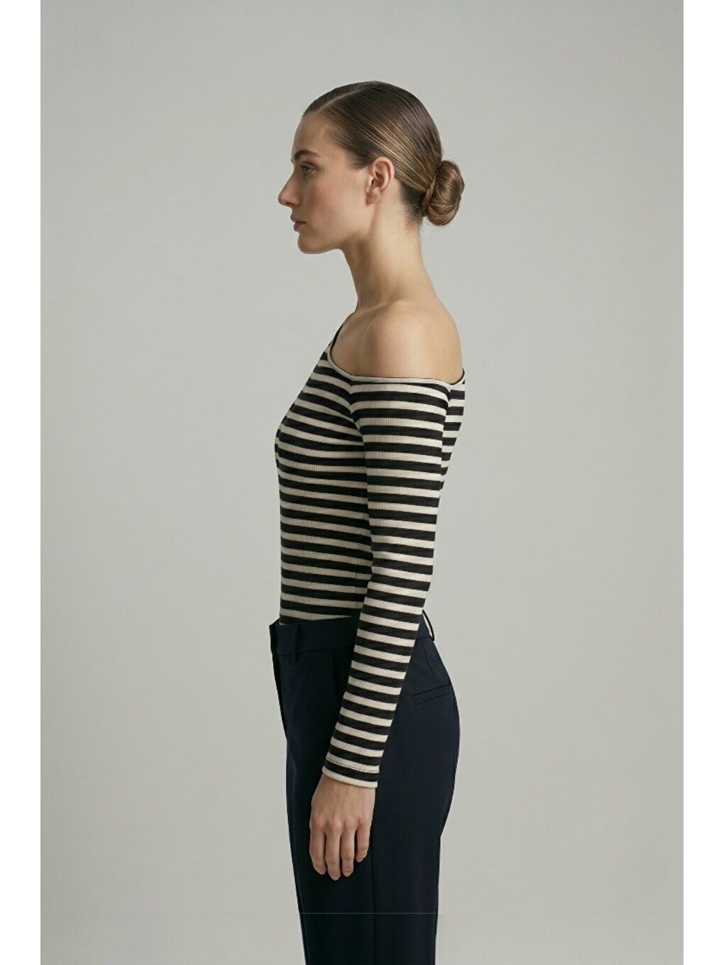 Premium Soft Seri Vücuda Oturan Siyah Beyaz Çizgili Kayık Yaka Örme Bluz-2