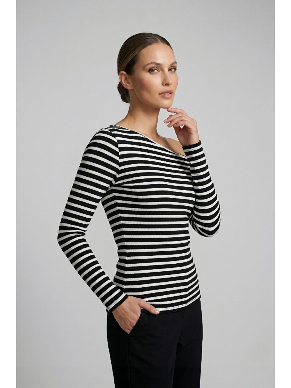 Premium Soft Seri Vücuda Oturan Siyah Beyaz Çizgili Kayık Yaka Örme Bluz-5