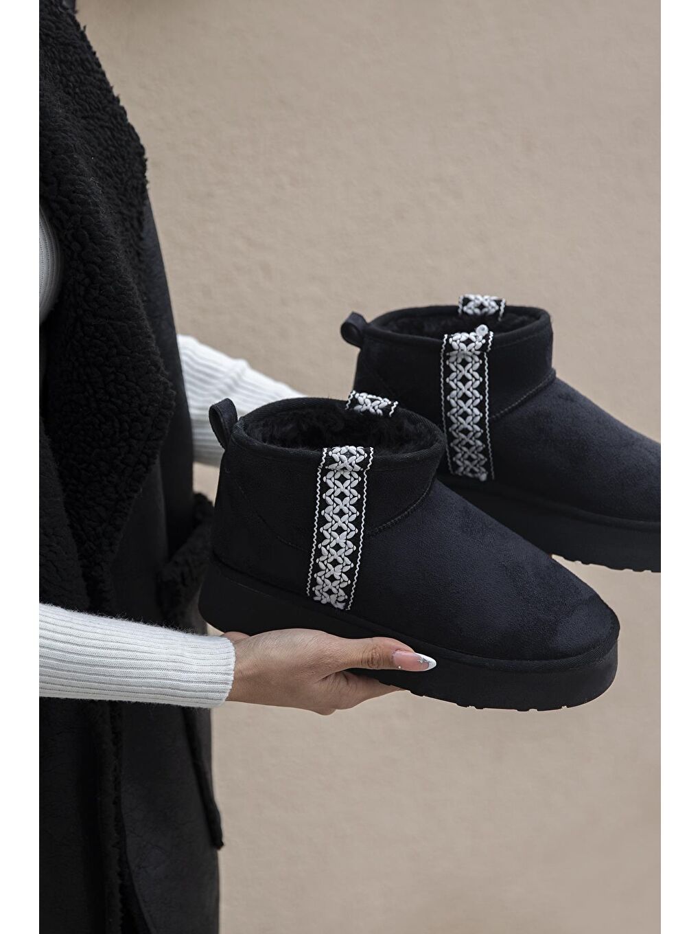 Rosso Kadın İçi Tüylü Kalın Taban Süet Yarım Bot Siyah-1