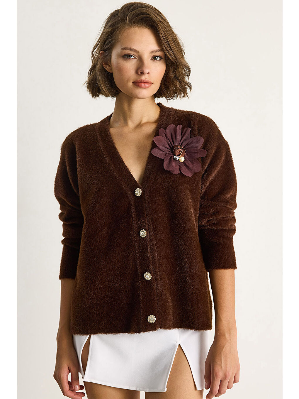 Kahverengi Kadın V Yaka Düğmeli Çiçek Aksesuarlı Yumuşak Dokulu Hırka