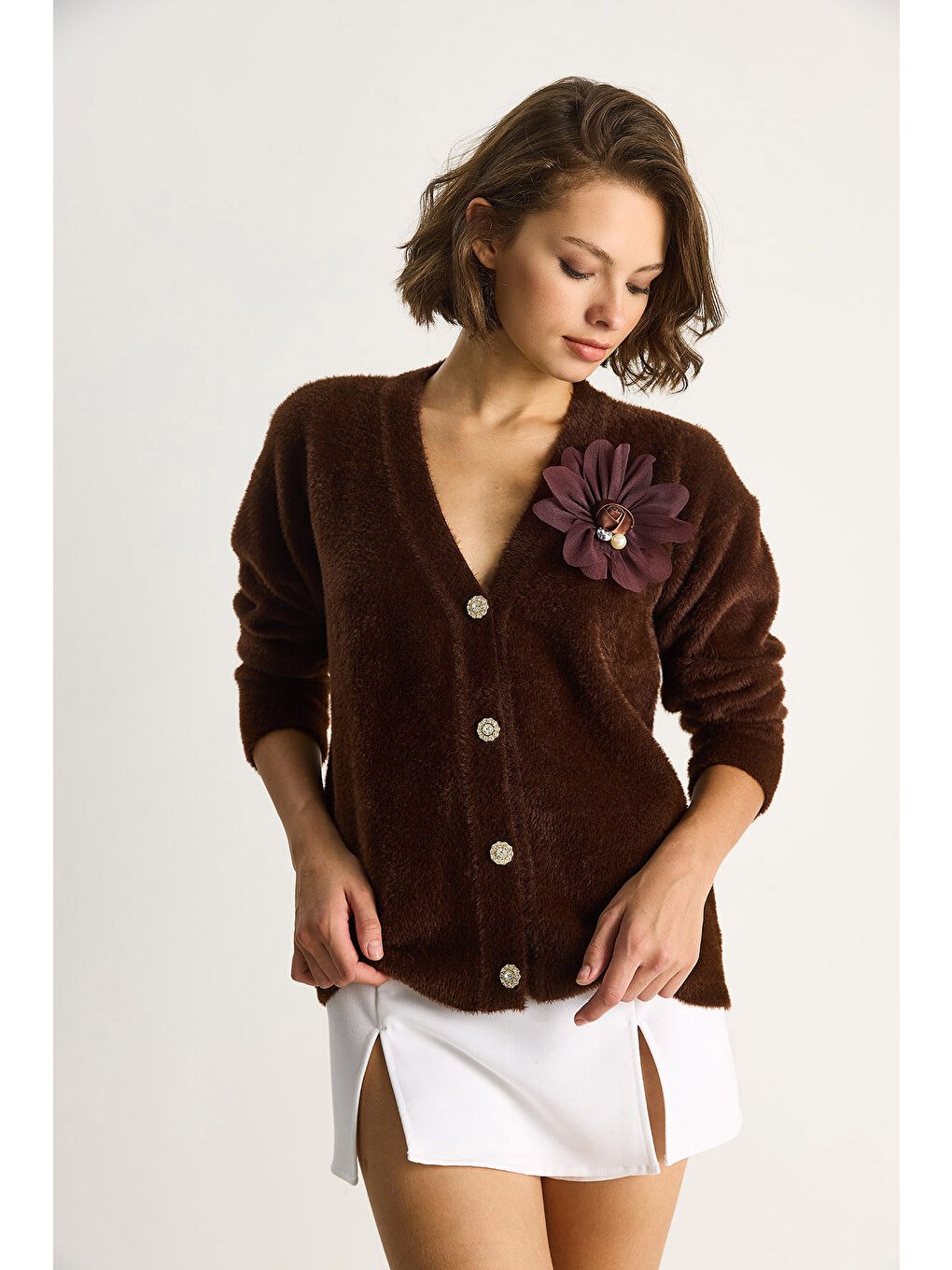 Kahverengi Kadın V Yaka Düğmeli Çiçek Aksesuarlı Yumuşak Dokulu Hırka-1