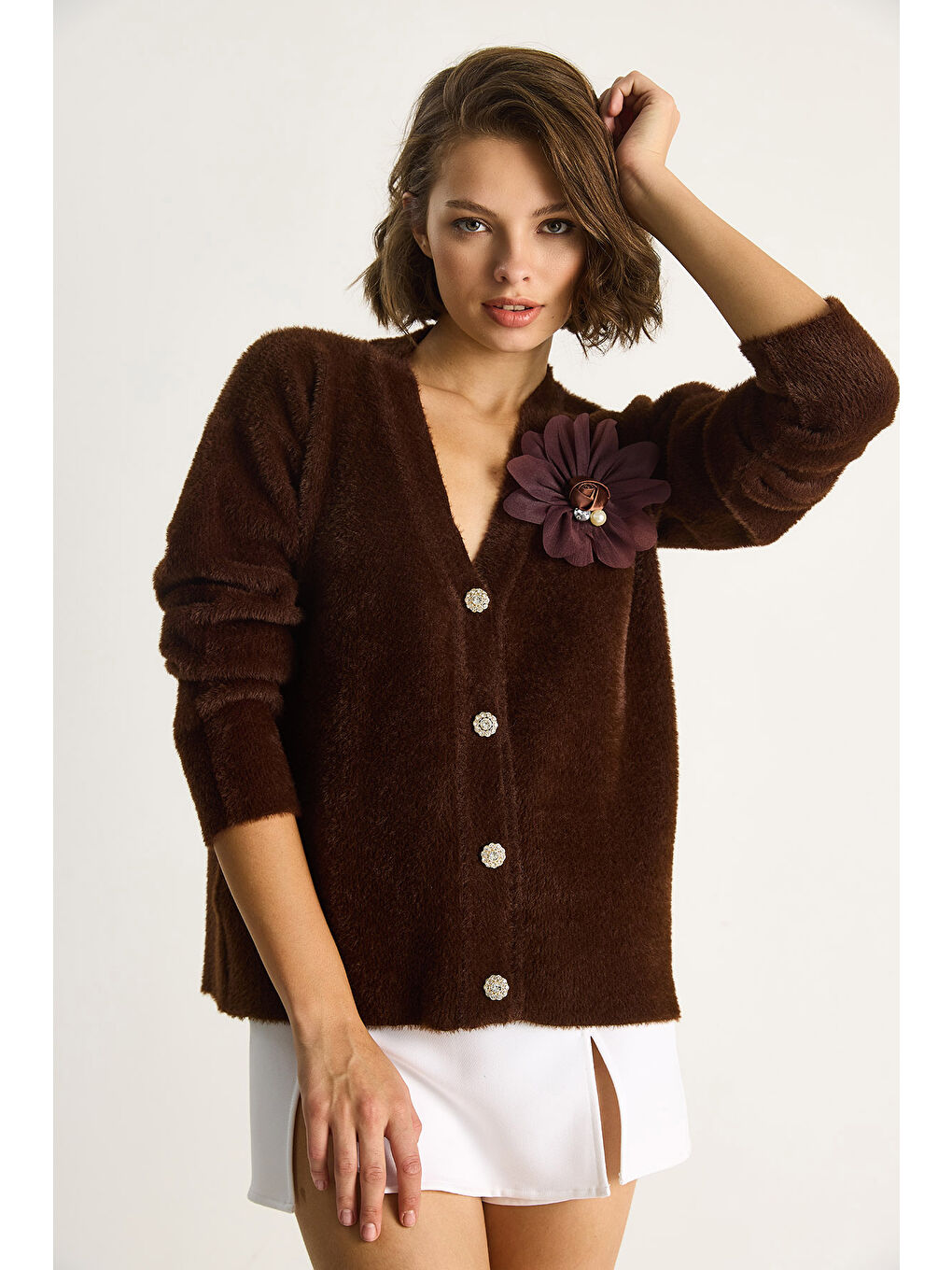 Kahverengi Kadın V Yaka Düğmeli Çiçek Aksesuarlı Yumuşak Dokulu Hırka-2