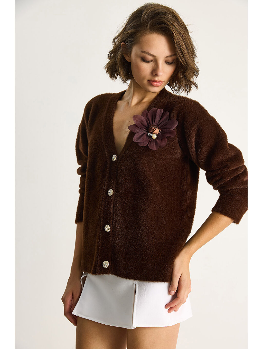 Kahverengi Kadın V Yaka Düğmeli Çiçek Aksesuarlı Yumuşak Dokulu Hırka-3