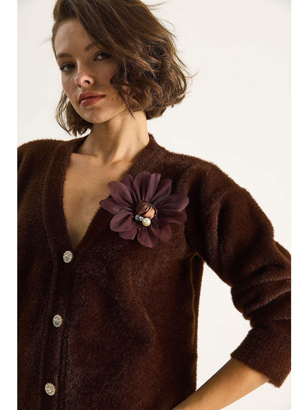 Kahverengi Kadın V Yaka Düğmeli Çiçek Aksesuarlı Yumuşak Dokulu Hırka-4