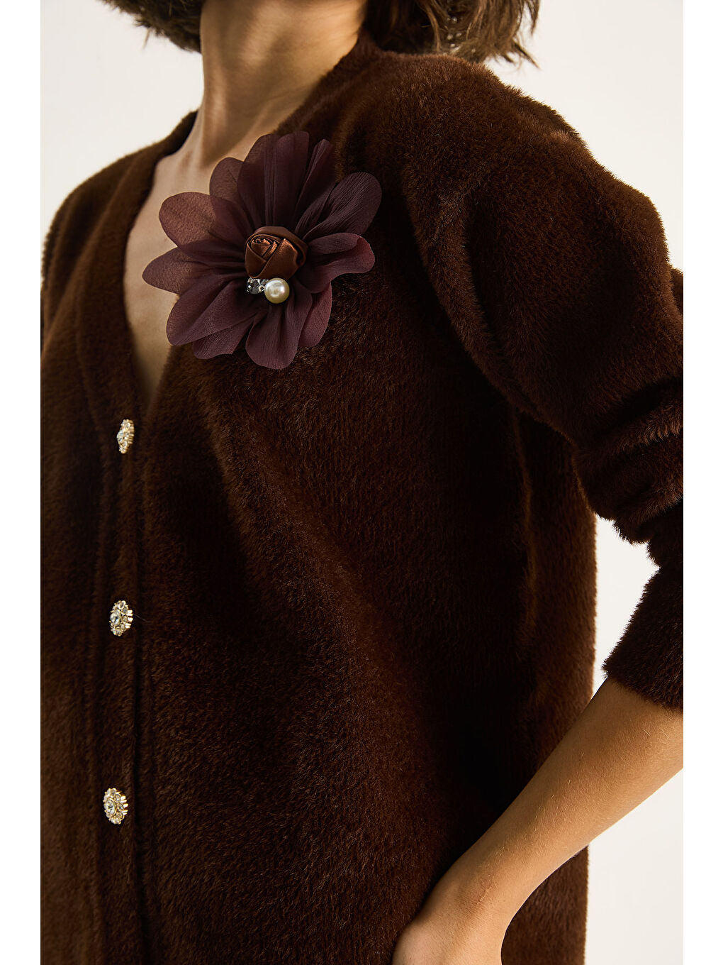 Kahverengi Kadın V Yaka Düğmeli Çiçek Aksesuarlı Yumuşak Dokulu Hırka-5