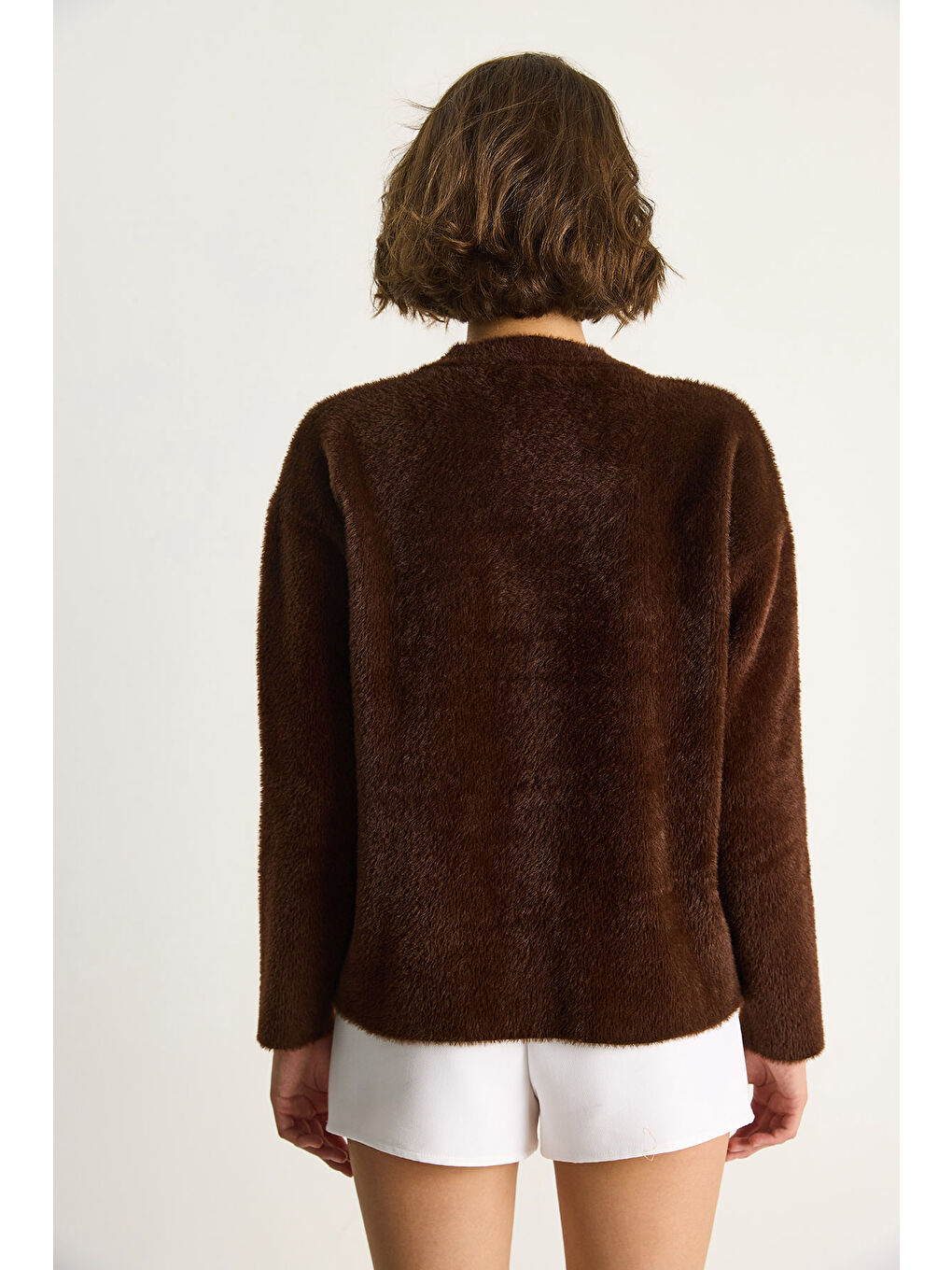 Kahverengi Kadın V Yaka Düğmeli Çiçek Aksesuarlı Yumuşak Dokulu Hırka-6