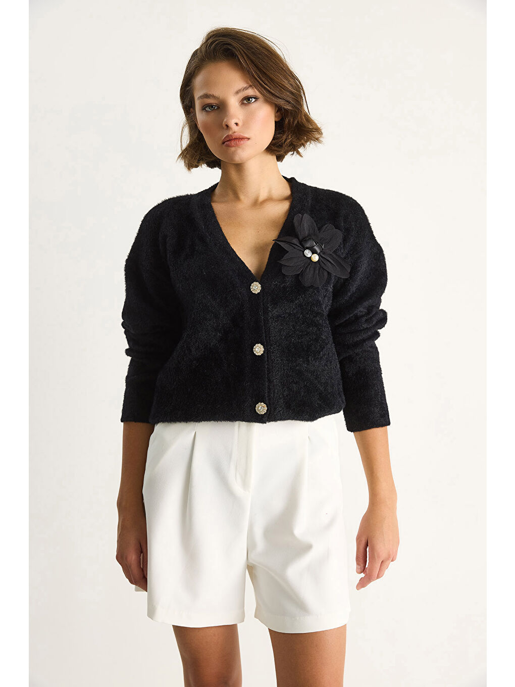 Siyah Kadın V Yaka Düğmeli Çiçek Aksesuarlı Yumuşak Dokulu Hırka-1