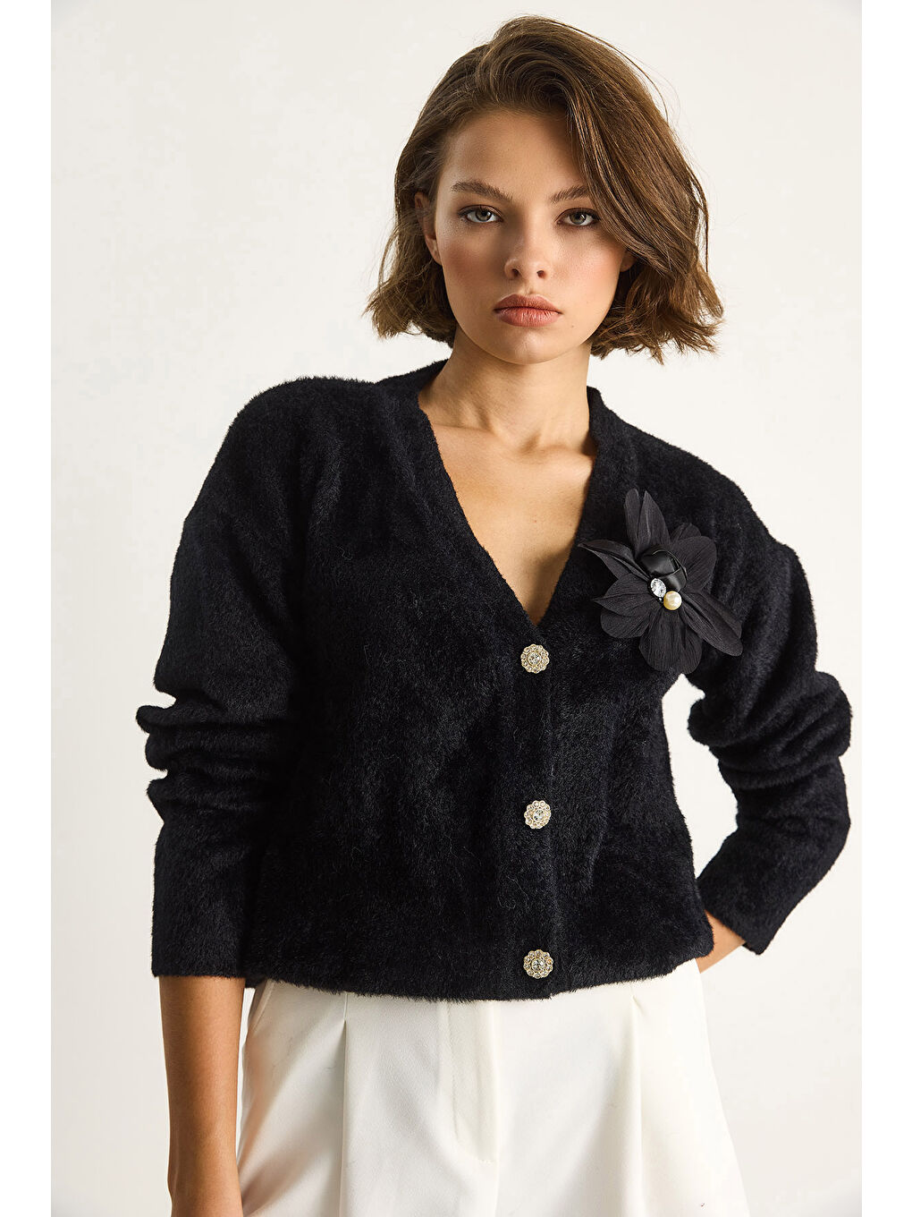 Siyah Kadın V Yaka Düğmeli Çiçek Aksesuarlı Yumuşak Dokulu Hırka-2