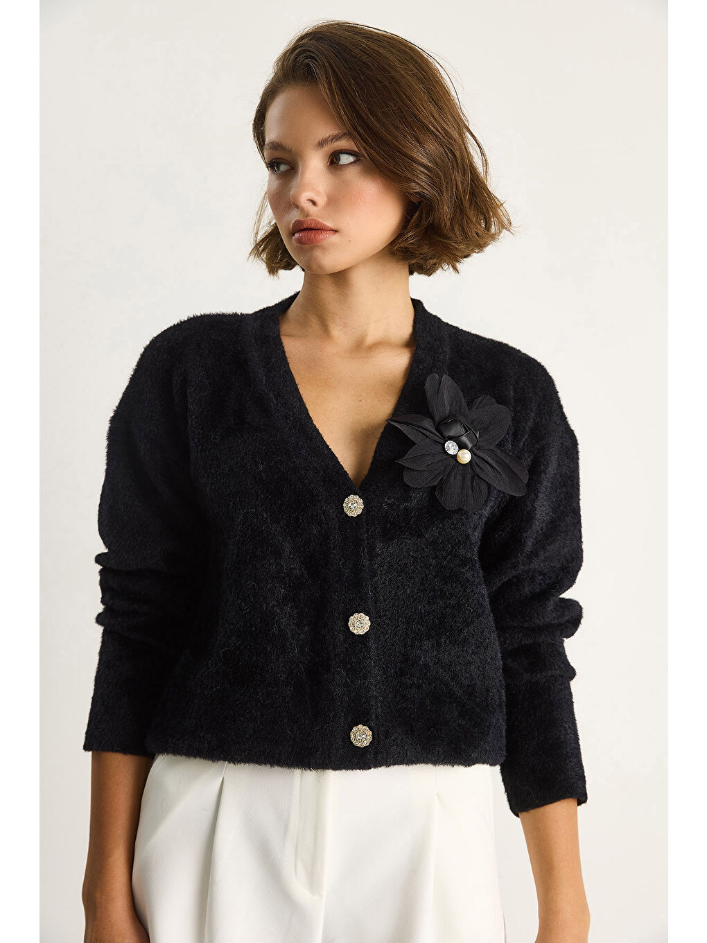 Siyah Kadın V Yaka Düğmeli Çiçek Aksesuarlı Yumuşak Dokulu Hırka-3