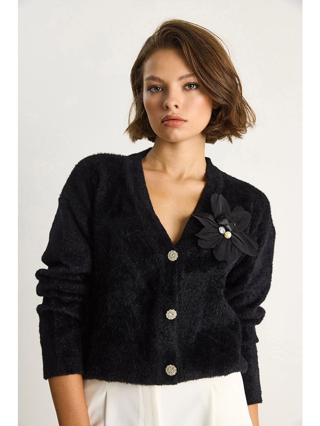 Siyah Kadın V Yaka Düğmeli Çiçek Aksesuarlı Yumuşak Dokulu Hırka-4