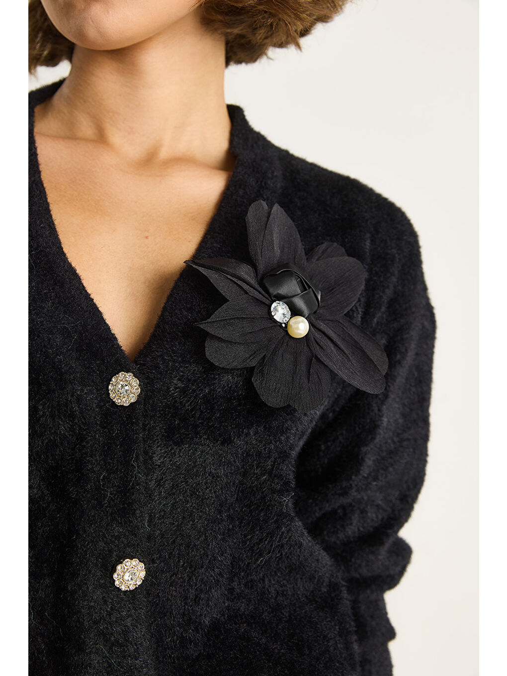 Siyah Kadın V Yaka Düğmeli Çiçek Aksesuarlı Yumuşak Dokulu Hırka-5