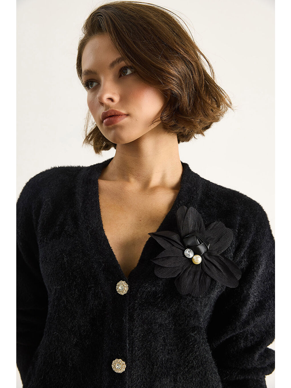 Siyah Kadın V Yaka Düğmeli Çiçek Aksesuarlı Yumuşak Dokulu Hırka-6