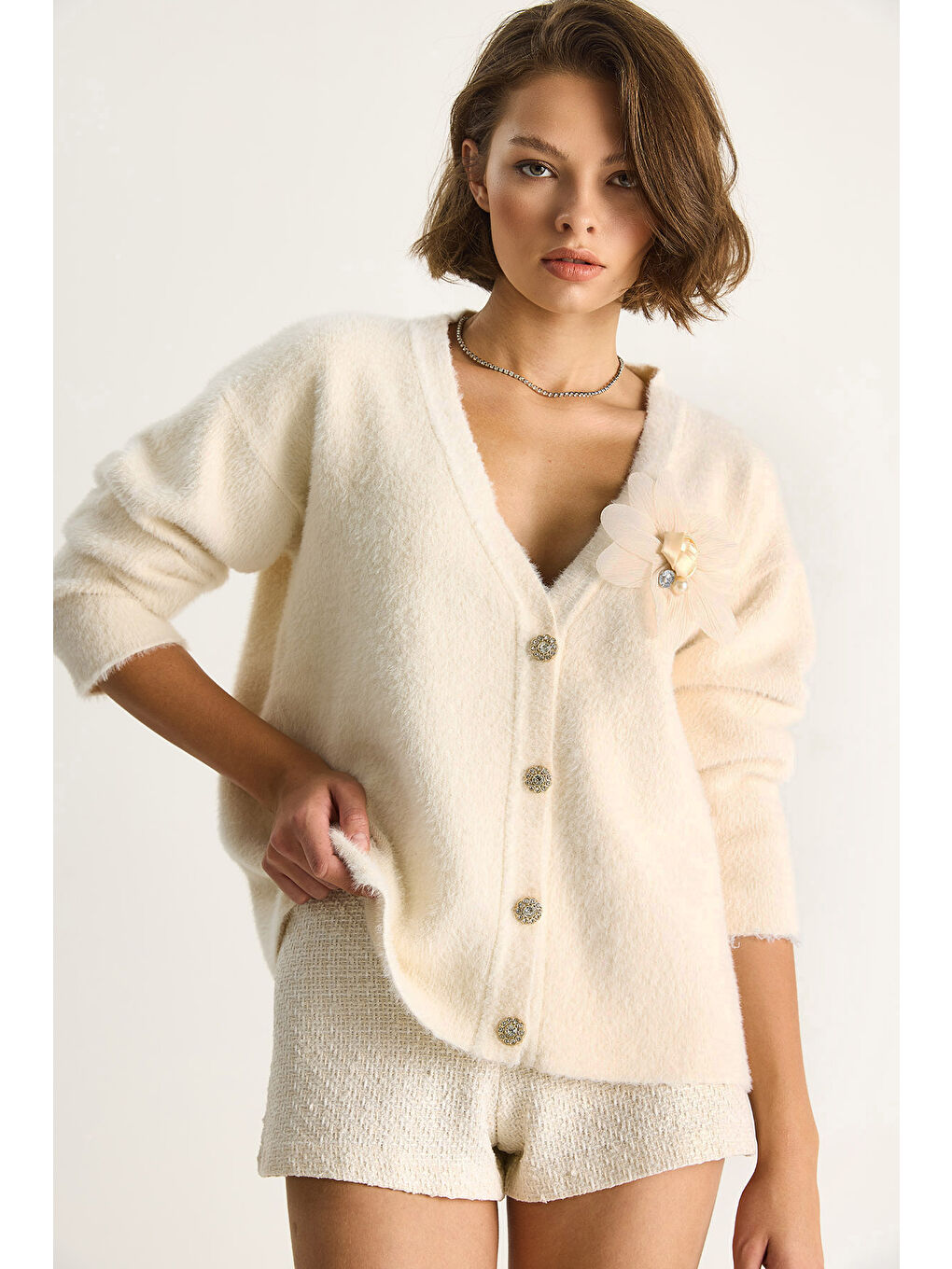 Ekru Kadın V Yaka Düğmeli Çiçek Aksesuarlı Yumuşak Dokulu Hırka