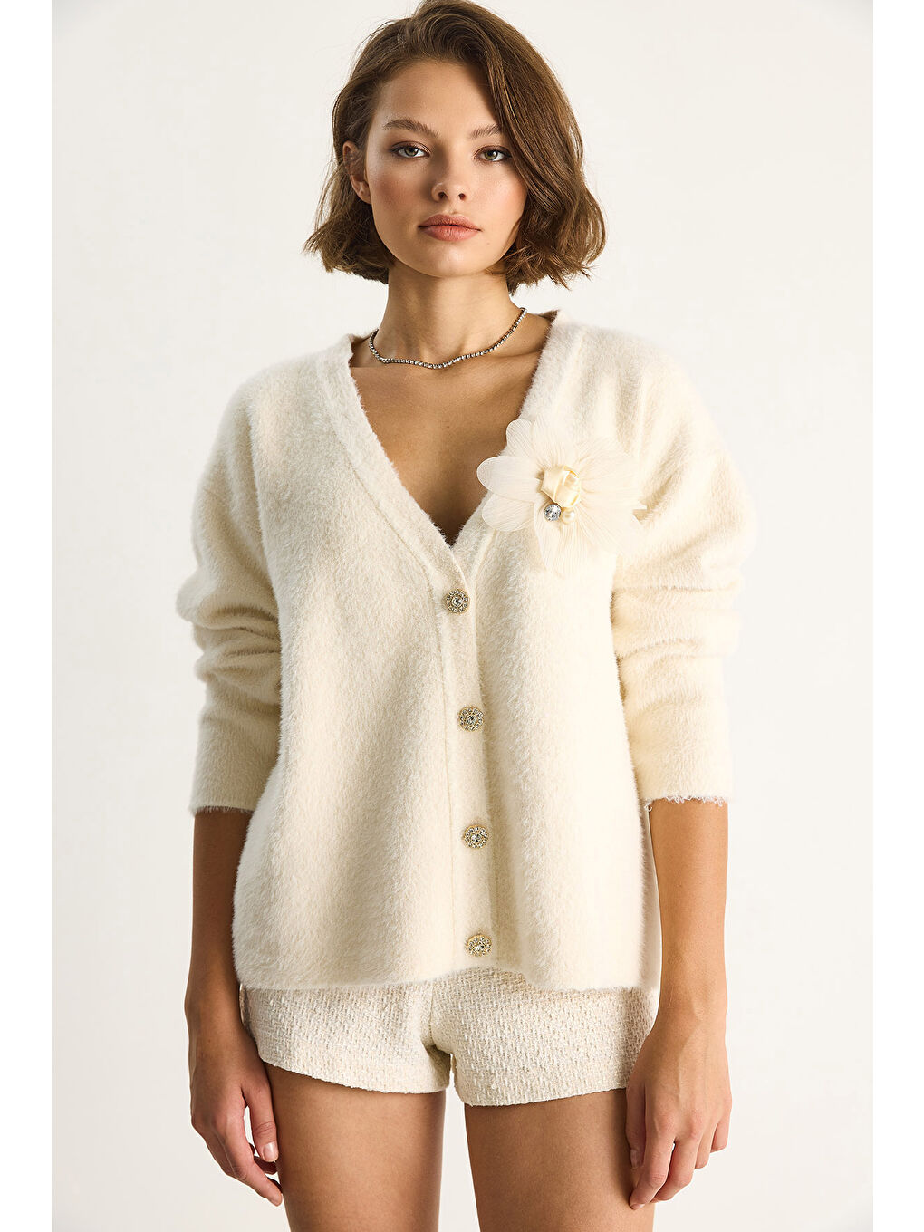 Ekru Kadın V Yaka Düğmeli Çiçek Aksesuarlı Yumuşak Dokulu Hırka-1