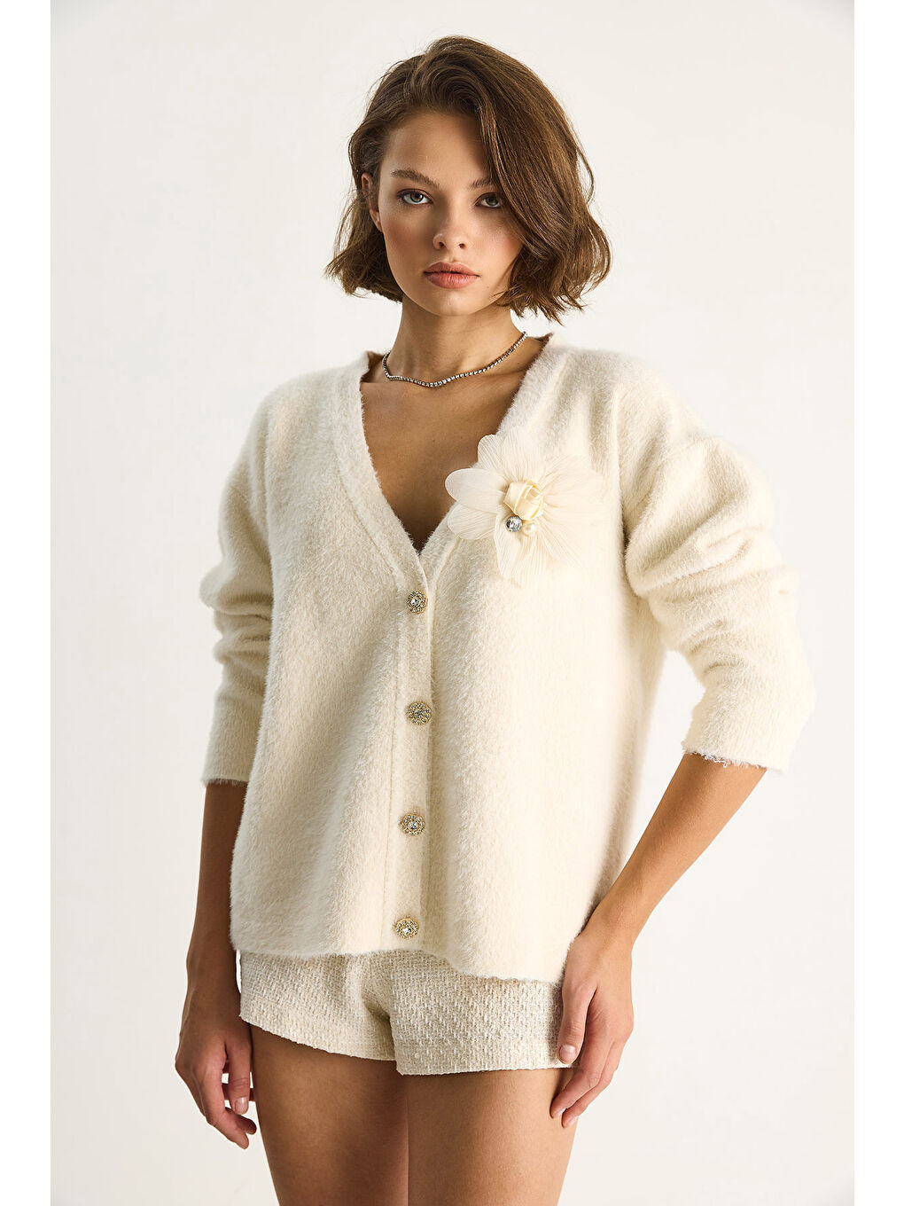 Ekru Kadın V Yaka Düğmeli Çiçek Aksesuarlı Yumuşak Dokulu Hırka-2