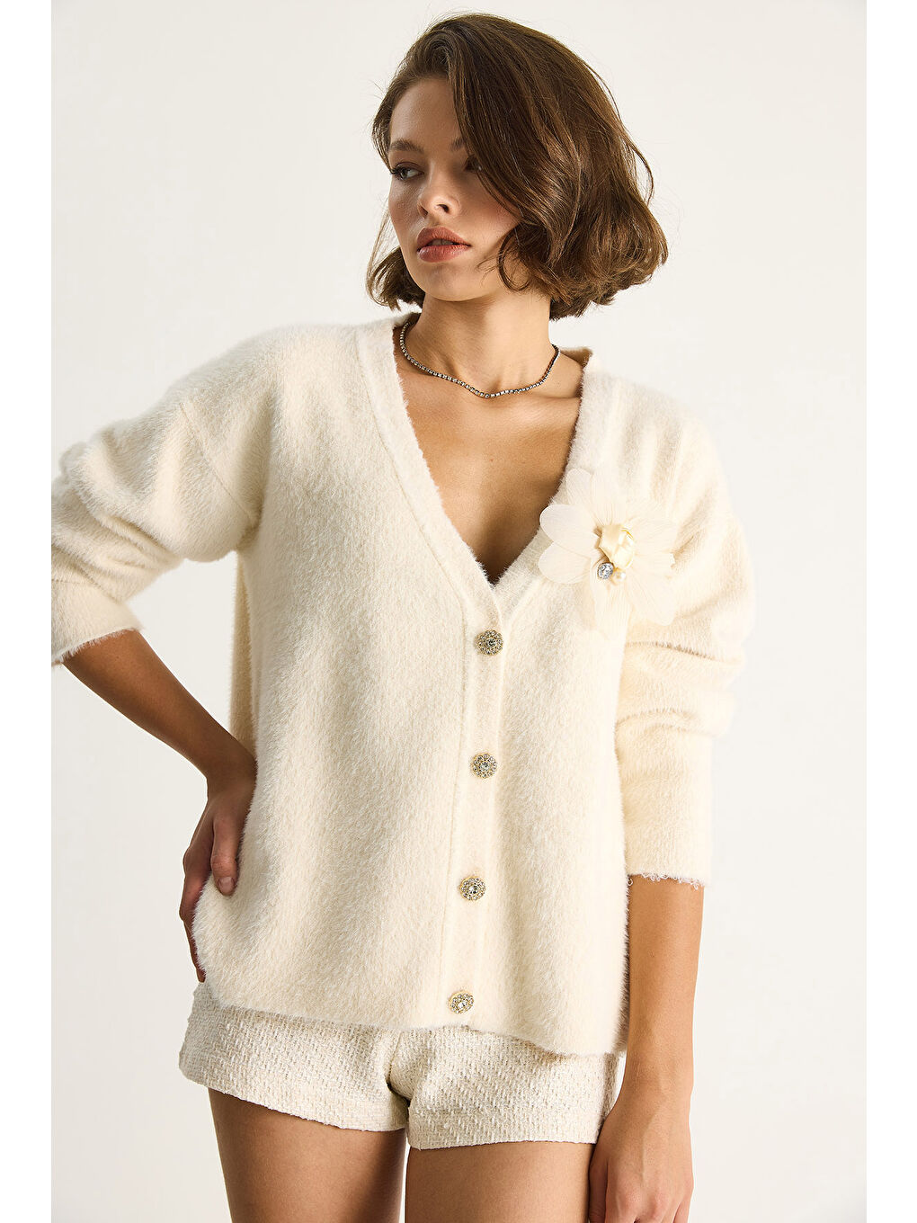 Ekru Kadın V Yaka Düğmeli Çiçek Aksesuarlı Yumuşak Dokulu Hırka-3