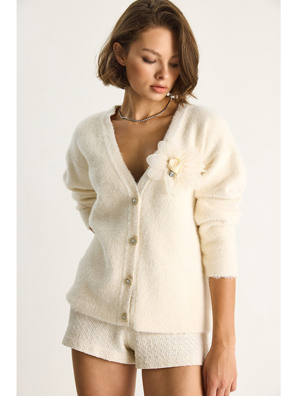 Ekru Kadın V Yaka Düğmeli Çiçek Aksesuarlı Yumuşak Dokulu Hırka-4