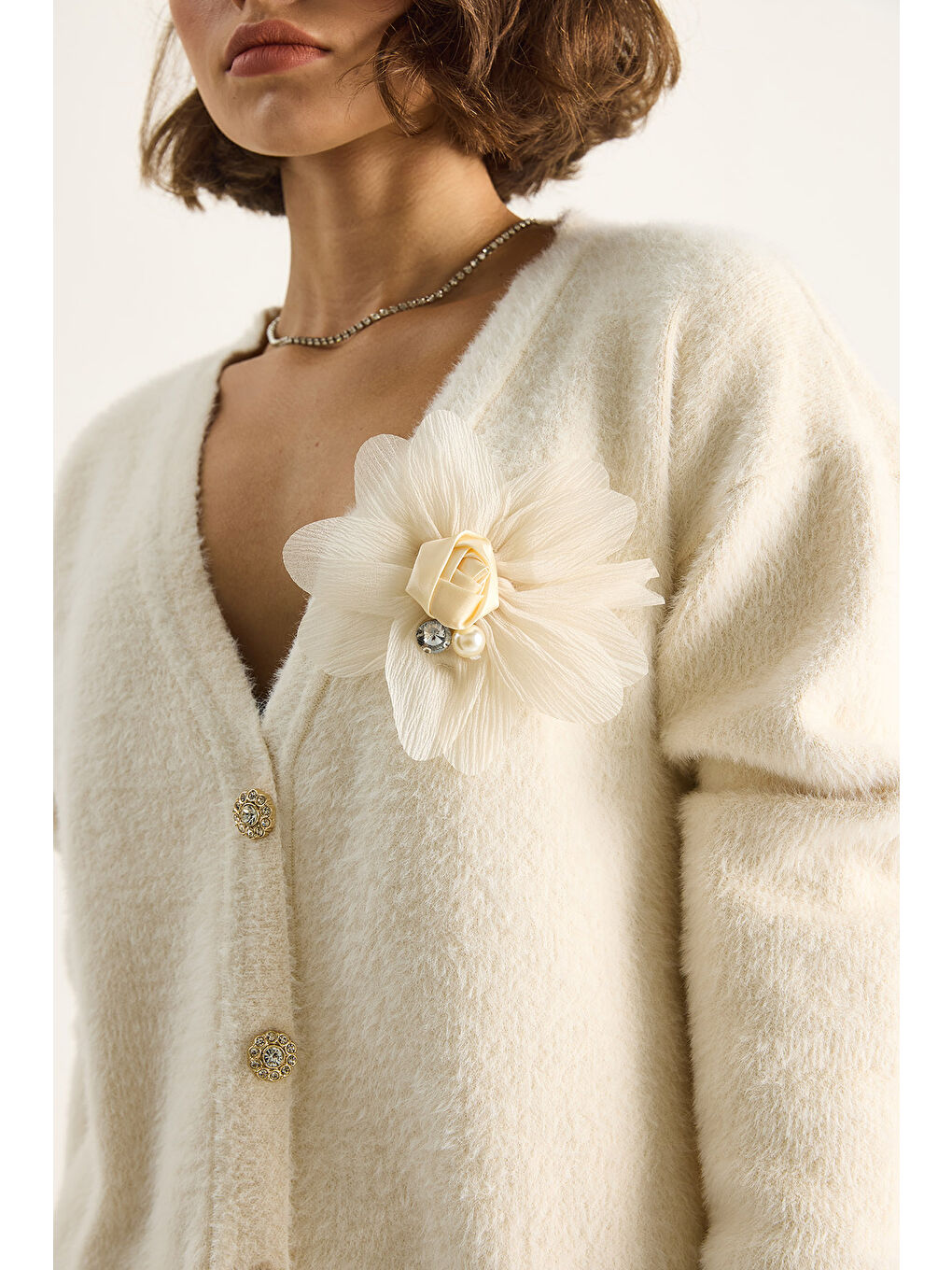 Ekru Kadın V Yaka Düğmeli Çiçek Aksesuarlı Yumuşak Dokulu Hırka-5