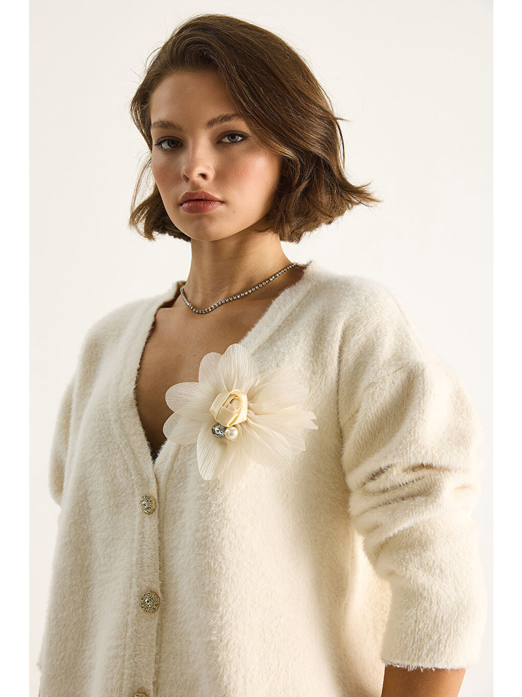 Ekru Kadın V Yaka Düğmeli Çiçek Aksesuarlı Yumuşak Dokulu Hırka-6