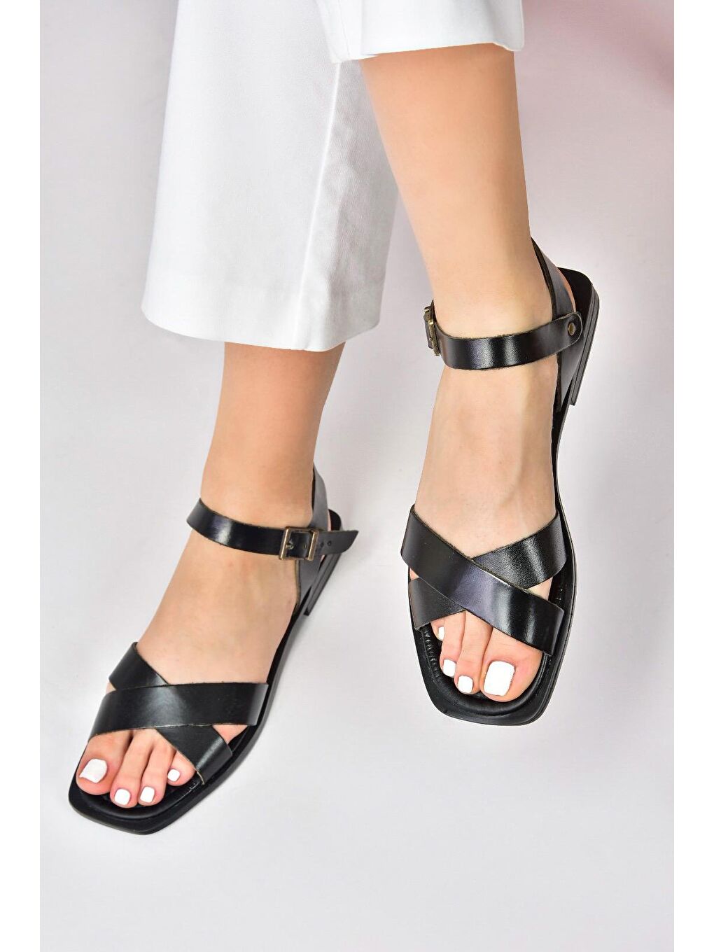 Siyah Hakiki Deri Çapraz Bantlı Günlük Kadın Sandalet M291041503