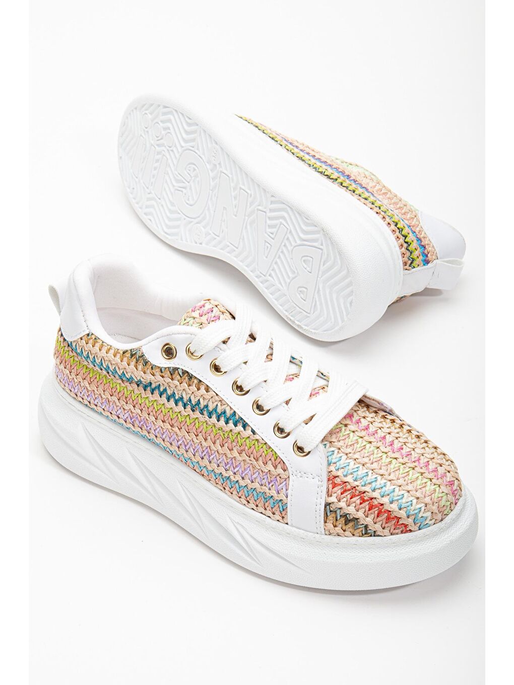 Kadın Rahat Kalıp Zigzag Desenli Bağcıklı Beyaz Spor Ayakkabı