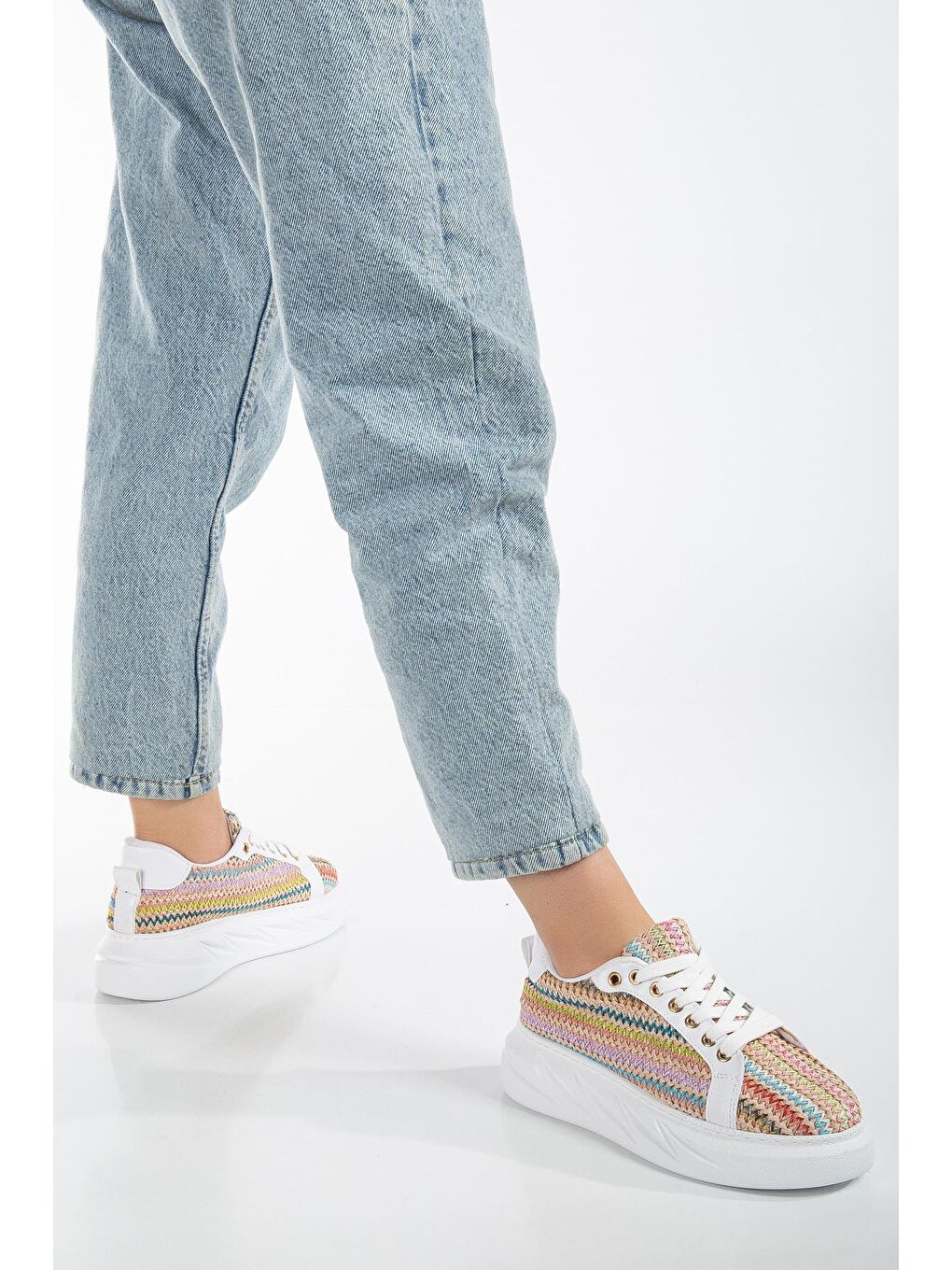 Kadın Rahat Kalıp Zigzag Desenli Bağcıklı Beyaz Spor Ayakkabı-1