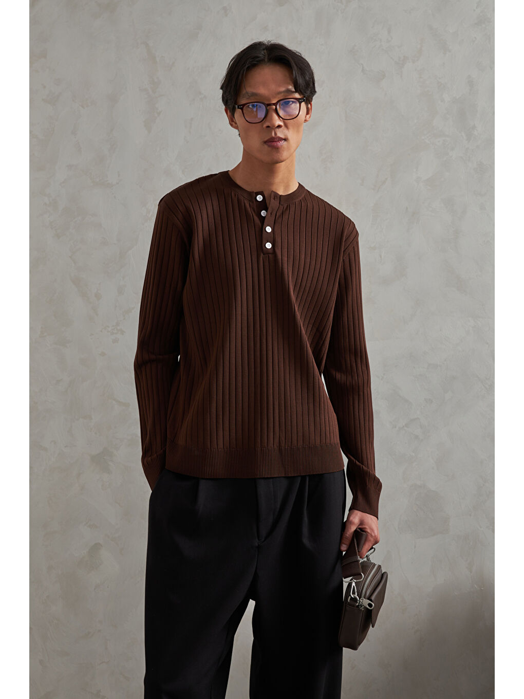 Kahverengi Erkek Fitilli Henley Yaka Düğmeli Triko Kazak